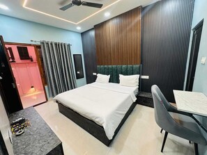 In-room safe, desk, laptop workspace, blackout drapes - Hotel Airport Highway (LUCKNOW)