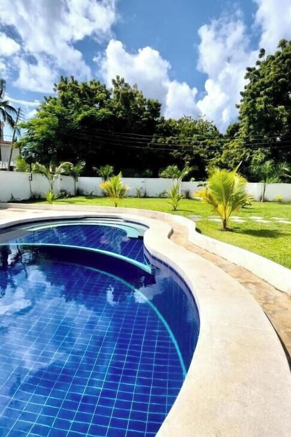 Outdoor pool - Villa Macheo (Mombasa)
