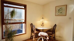 Dining - Cosy 1BDR Flat in Nunhead by Peckham Rye Park (Greater London)
