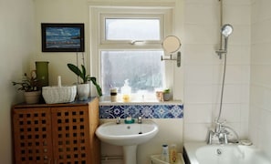 Shower, hair dryer, shampoo - Cosy 1BDR Flat in Nunhead by Peckham Rye Park (Greater London)