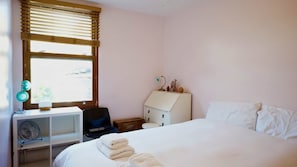Iron/ironing board, Internet, bed sheets - Cosy 1BDR Flat in Nunhead by Peckham Rye Park (Greater London)