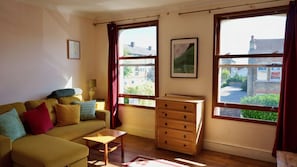 TV, DVD player, stereo - Cosy 1BDR Flat in Nunhead by Peckham Rye Park (Greater London)