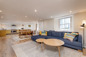TV, fireplace - Westburn Court | St Andrews (St Andrews)