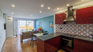 Chalet Deluxe, 2 habitaciones, balcón, vistas a la playa | Cocina privada | Frigorífico y horno