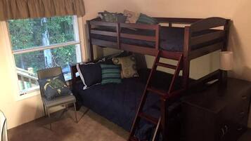 4 bedrooms, iron/ironing board, WiFi, bed sheets