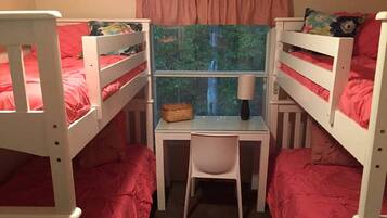 4 bedrooms, iron/ironing board, WiFi, bed sheets