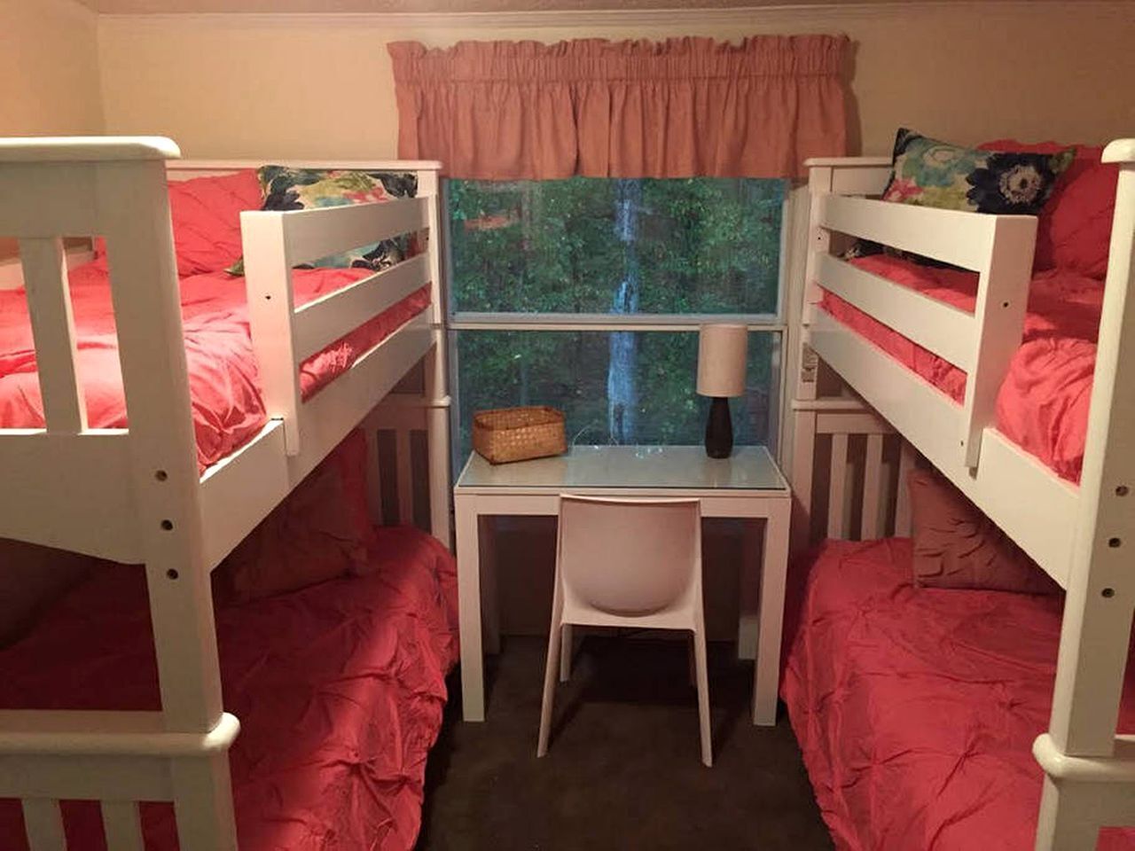 4 habitaciones, tabla de planchar con plancha, wifi y ropa de cama 