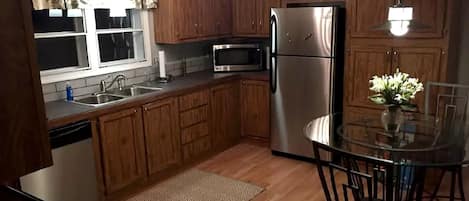 Cafetera y tetera, refrigerador, microondas y horno