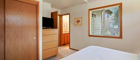 5 habitaciones, escritorio, wifi y ropa de cama