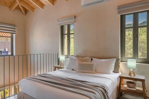 Une chambre à coucher avec un lit, deux tables de chevet, une lampe et une fenêtre.