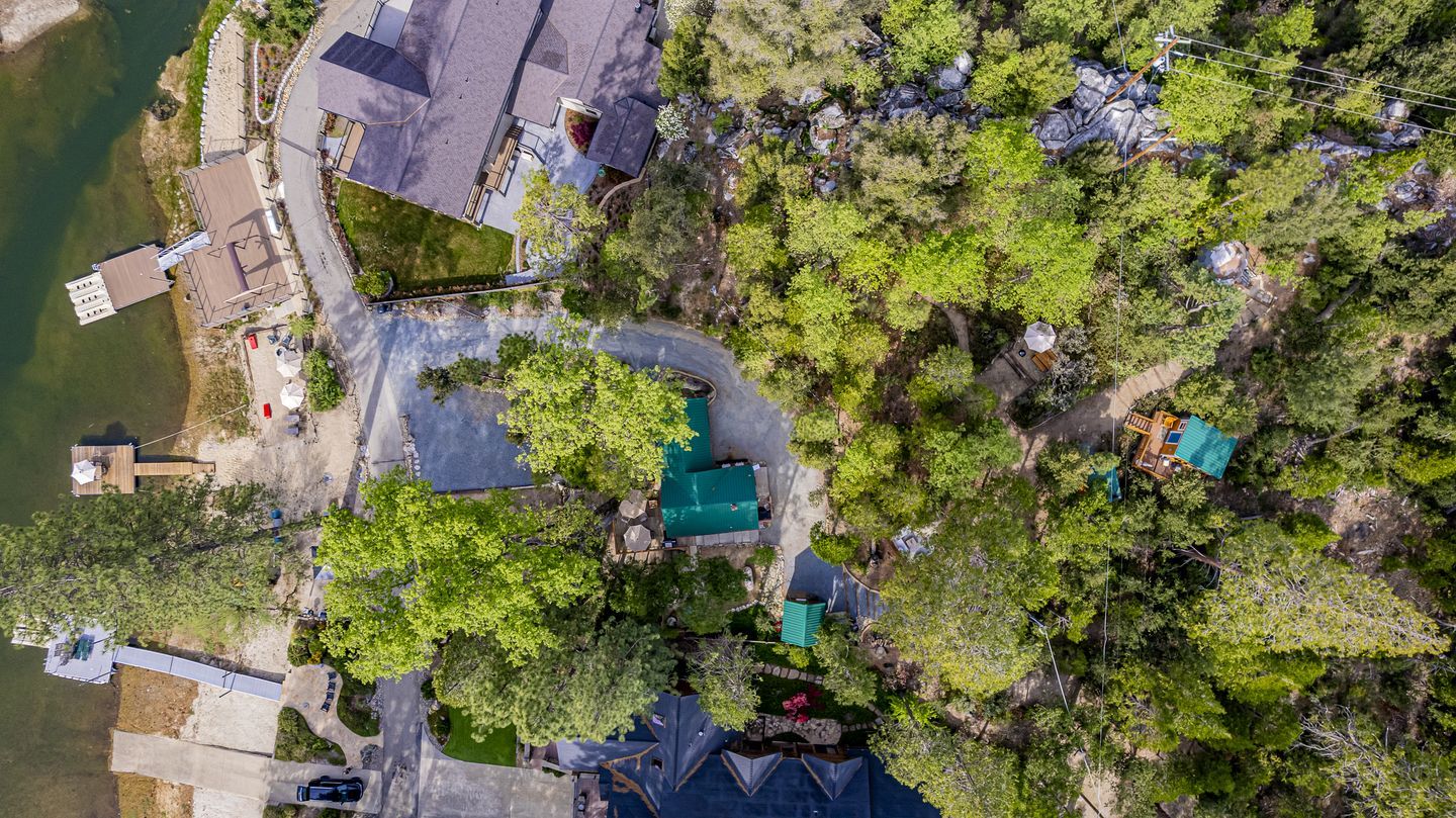 Un quartiere residenziale con un fiume, case e un molo.