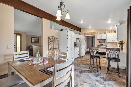 Serene Riverside Retreat with Air Hockey and Pool Table in Little Suamico, Wisconsin