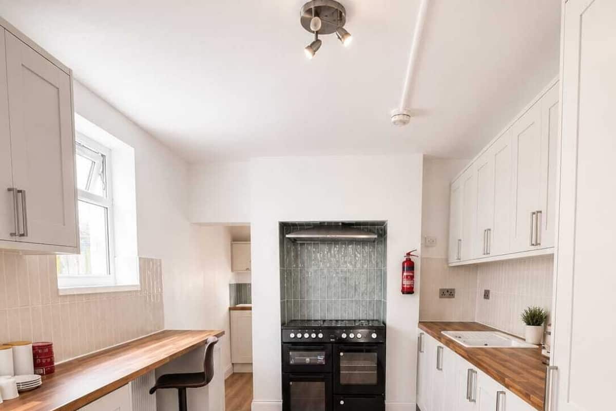 Full-size fridge, microwave, oven, stovetop