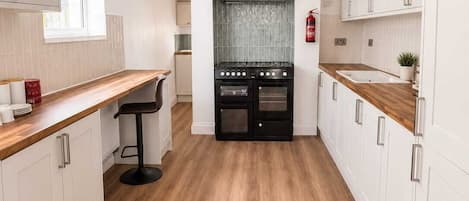 Full-size fridge, microwave, oven, stovetop