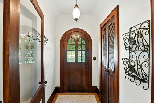 Cozy 3-Bedroom Historic Home in Iowa City Near Downtown