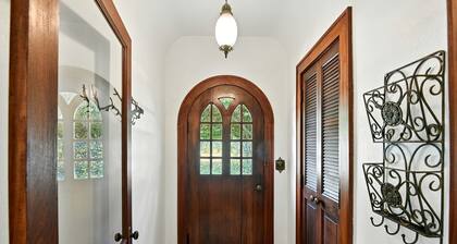 Cozy 3-Bedroom Historic Home in Iowa City Near Downtown