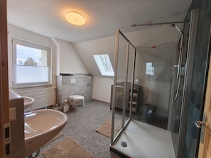 Bathroom - Apartment Herian with Shared Garden on the Edge of Müritz National Park (Schloen-Dratow)