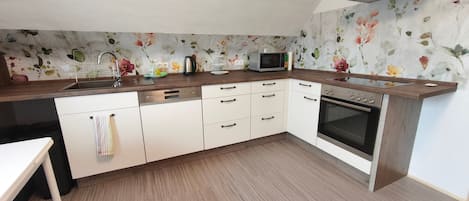 Geladeira, micro-ondas, fogão, cooktop