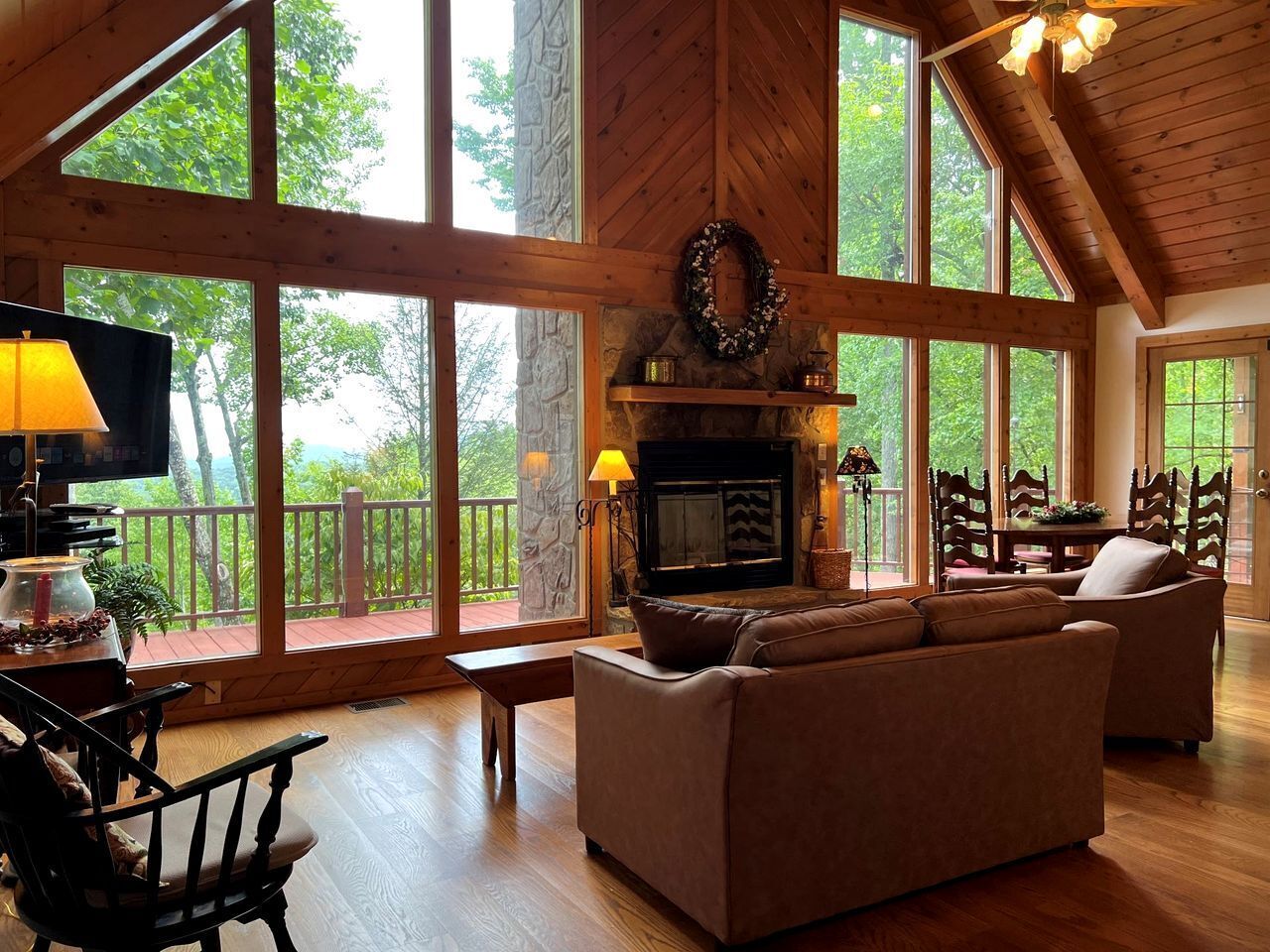 TV, fireplace