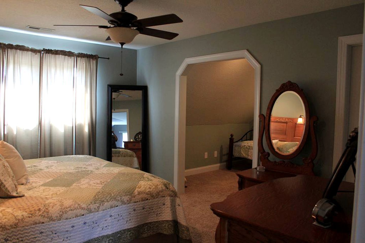 Desk, iron/ironing board, WiFi, bed sheets