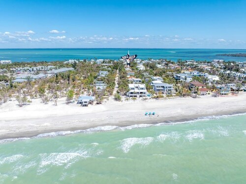 Sunkissed Cottage Heated Pool Retreat in Captiva Village, Florida