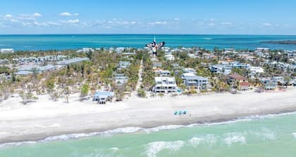 Sunkissed Cottage Heated Pool Retreat in Captiva Village, Florida