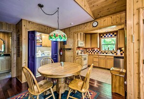 Dining - Spacious Vacation Cabin with a Fire Pit in Bryson City, North Carolina (Bryson City)