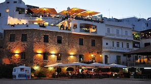 Ein Restaurant mit Außenbereich und einer Stein-Fassade.