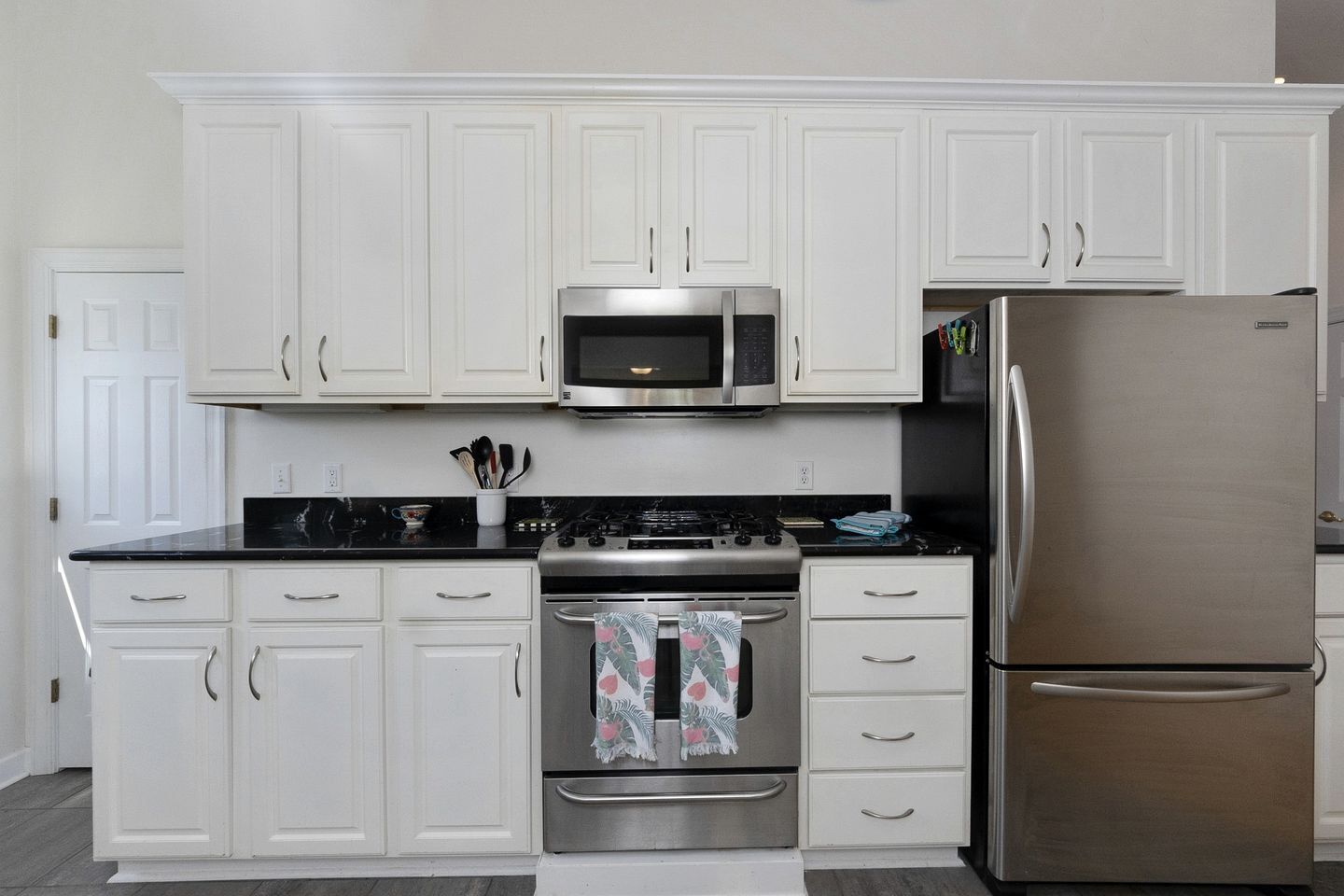 Frigorífico, microondas, horno y placa de cocina
