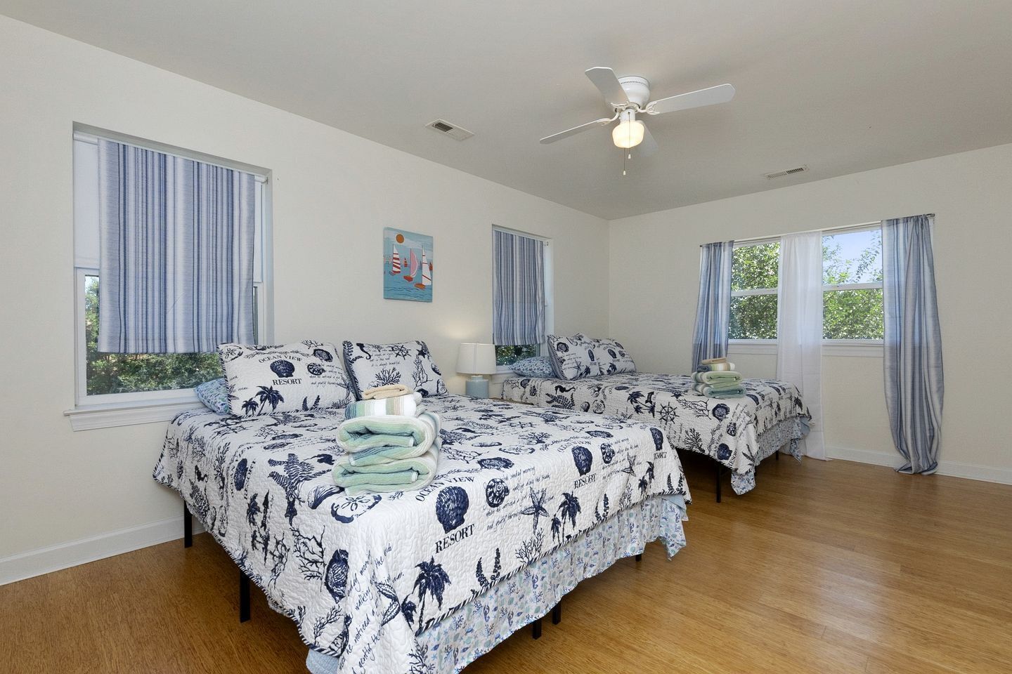 4 bedrooms, desk, WiFi, bed sheets