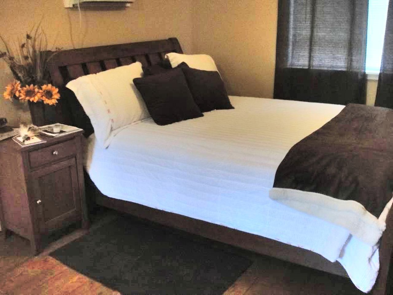 Iron/ironing board, WiFi, bed sheets