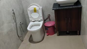 Phòng đôi Deluxe | Phòng tắm | Buồng tắm vòi sen, đồ dùng nhà tắm miễn phí, khăn tắm