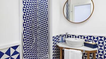 Habitación clásica con 1 cama doble o 2 individuales, no fumadores | Baño | Ducha, secador de pelo, zapatillas y toallas