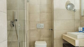 Habitación clásica con 1 cama doble o 2 individuales, no fumadores | Baño | Ducha, secador de pelo, zapatillas y toallas