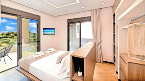 Een moderne slaapkamer met een groot bed, een houten nachtkastje, een televisie en een balkon met een glazen deur.