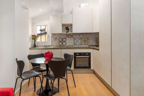 A comfortable and welcoming 30 square meters studio apartment, perfect for three people, located on the fourth floor of a renovated building (no elevator).The property is situated in the heart of Modena (within the ZTL restricted traffic zone); it is an 
