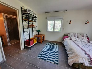 2 soverom, strykejern/-brett og sengetøy