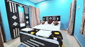 Un dormitorio con cama, cómoda, espejo y puerta.
