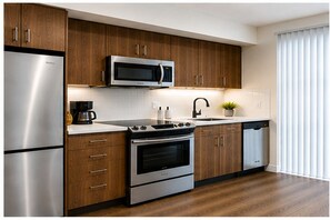 Comfort Studio | Private kitchen | Fridge, microwave, oven, stovetop - Vireo Downtown Hotel (Toronto)