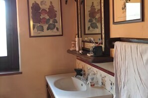 Shower, towels - Panoramic Villa Between the Sea and Nature – Relaxation and Privacy in the Hills of Siderno (Siderno)