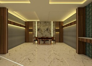 Um interior moderno com piso de mármore, uma mesa central e painéis de madeira.