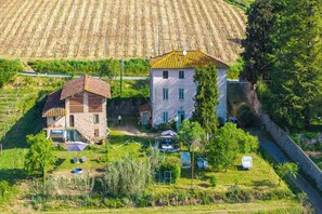 A rural house with a garden, a vineyard in the background, and a stone wall. - Villa Mon Paradis 15 Garden Hot Tub Pet Friendly (Lucca)