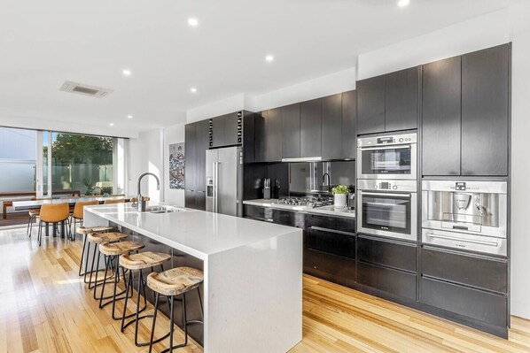 Coffee/tea maker, fridge, microwave, oven - Ocean Views - just metres from the beach! (Ocean Grove)