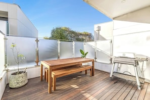 Outdoor dining - Ocean Views - just metres from the beach! (Ocean Grove)