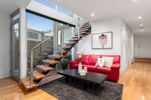 TV, fireplace, books, stereo - Ocean Views - just metres from the beach! (Ocean Grove)