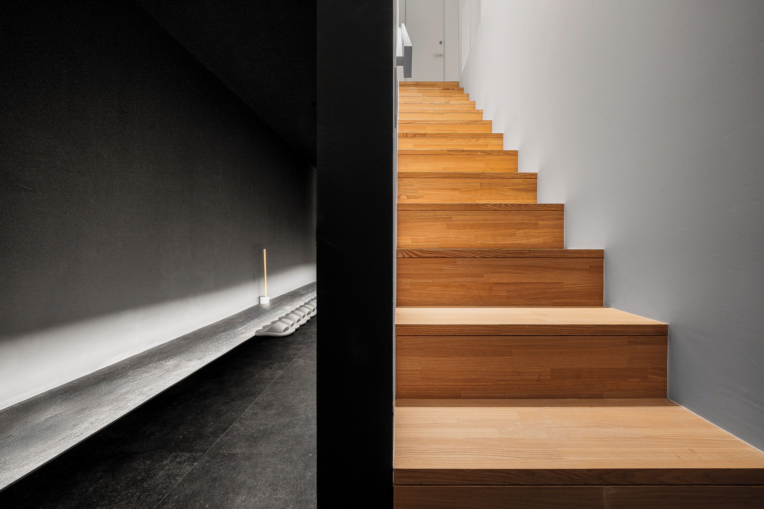 Una escalera de madera con escalones que conducen a una plataforma.