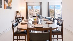 Familieleilighet, 3 soverom, 2 bad (Yacht Marina View - Modern 3 bdrs) | Spiseområde