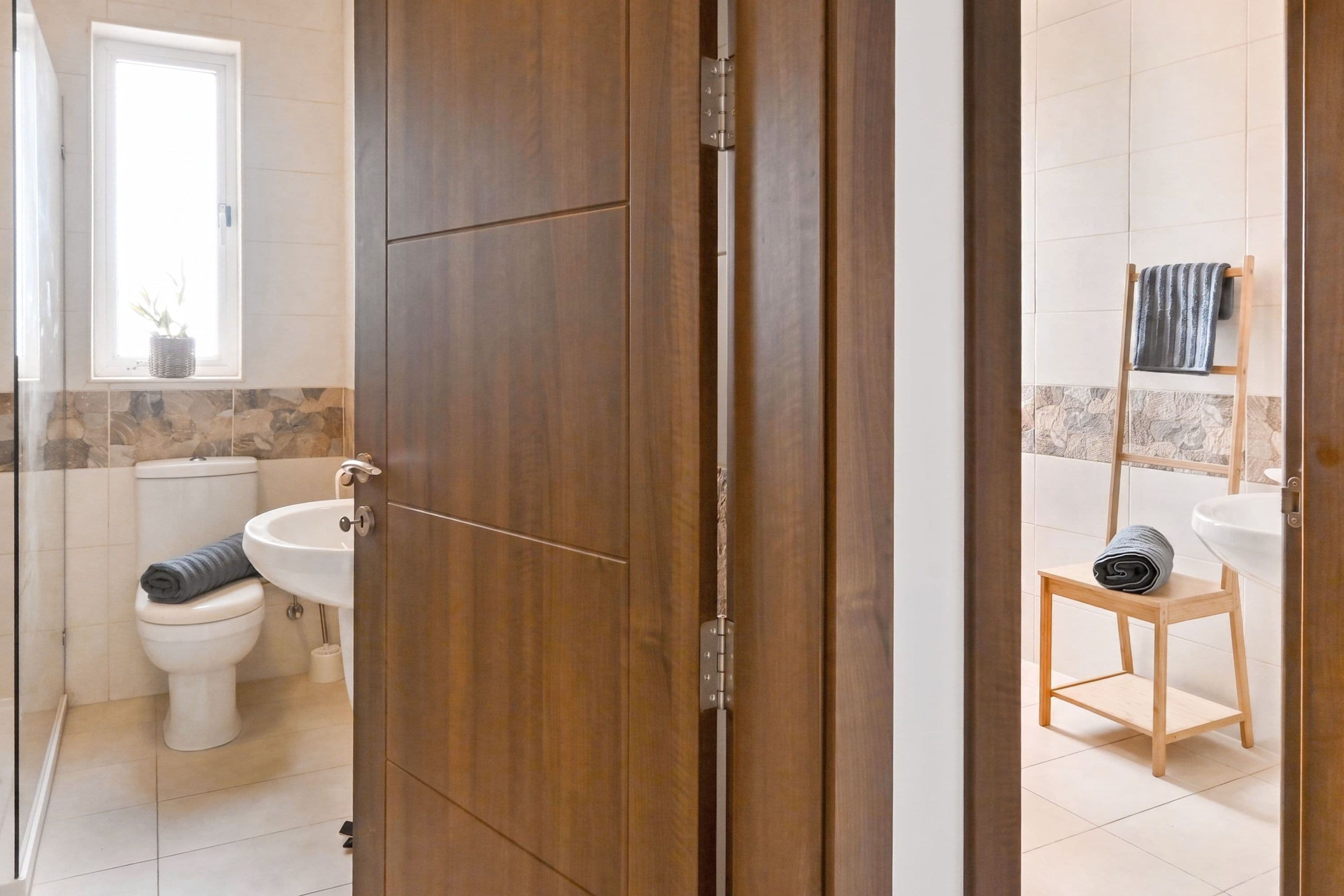 Un bagno con il water, bidet e lavandino.