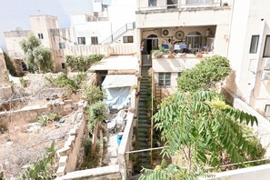 A residential area with a staircase leading to a building entrance, surrounded by greenery and a small garden. - Yacht Marina View - Modern 3 Bdrs Apart M (Msida)