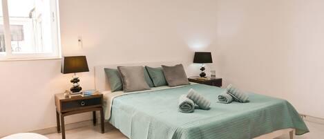 Family Apartment, 3 Bedrooms, 2 Bathrooms (Yacht Marina View - Modern 3 bdrs)